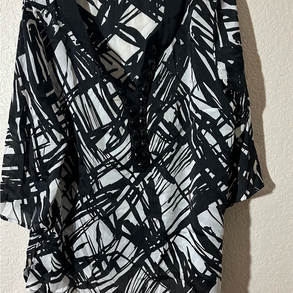 Black and White Graphic Blouse with‎ Polo Collar